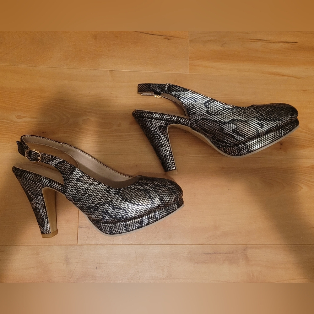Elegant Black and Gold Women's Slingback Shoes NWT Size 6.5